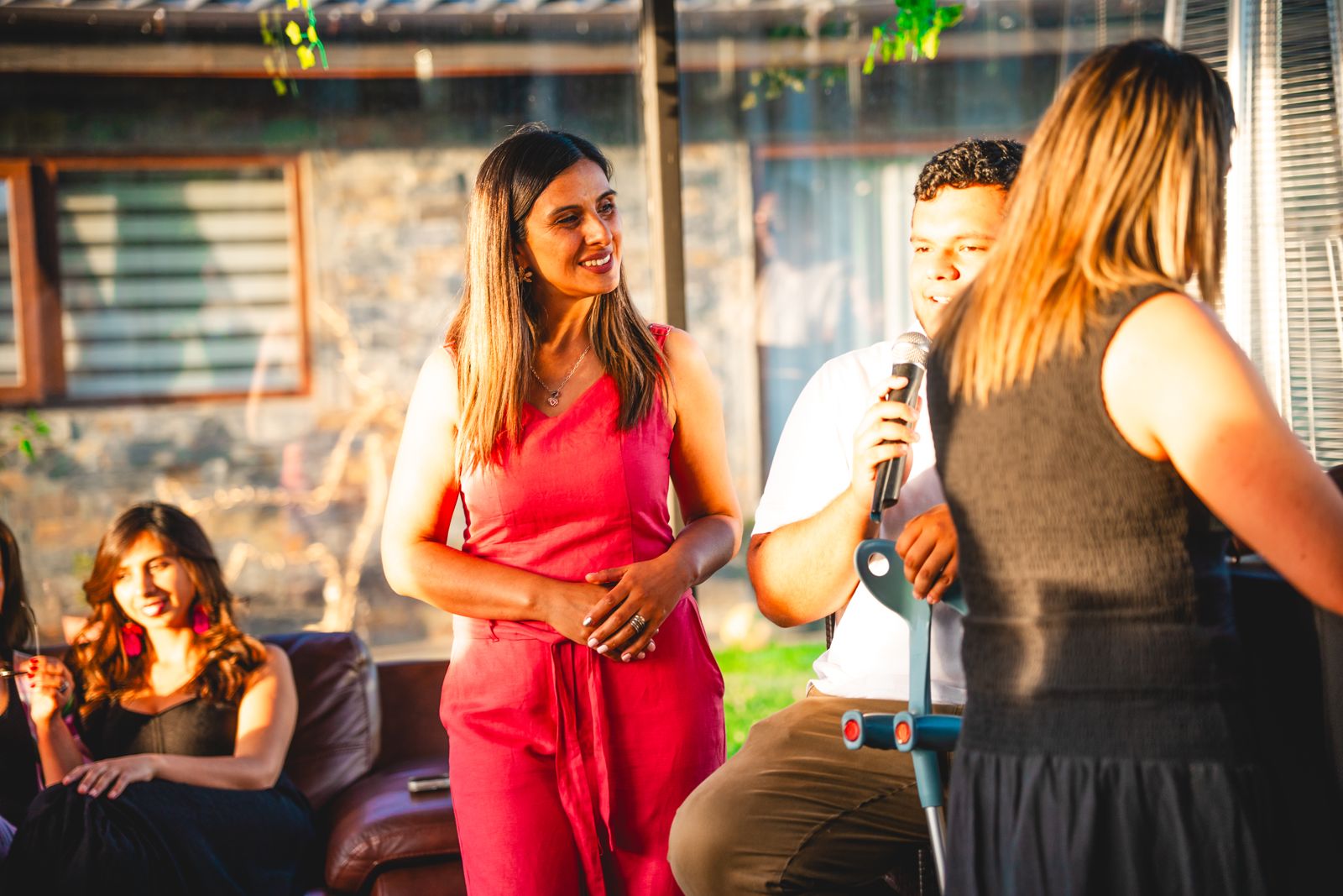 Noelia Carrasco conversando con participantes en el lanzamiento