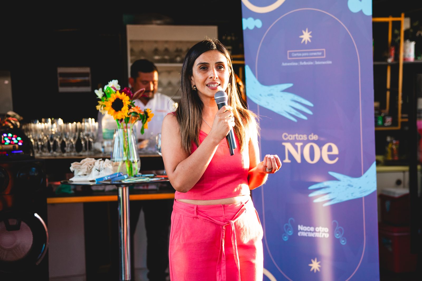 Noelia Carrasco presentando Cartas de Noe en el lanzamiento
